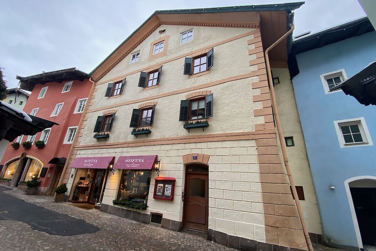Stadthaus mit Geschäftslokal und 3 Wohnungen in Kitzbühel