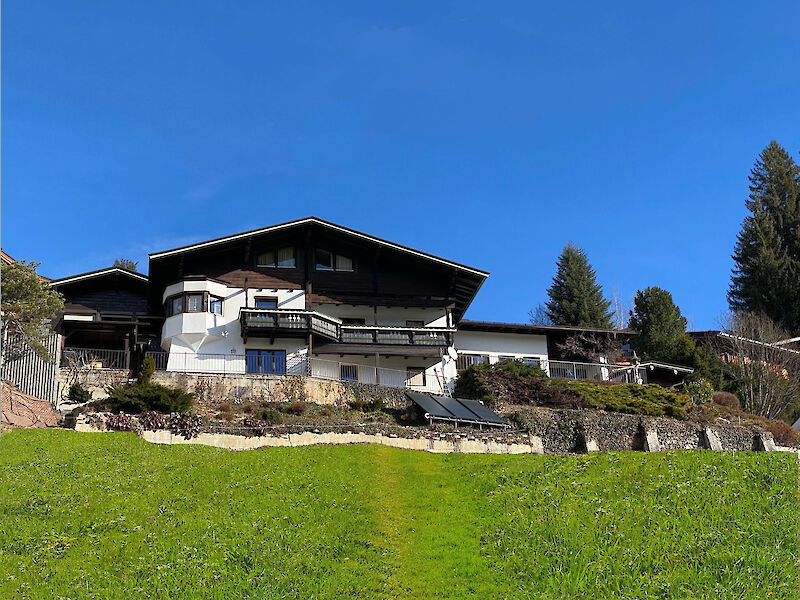 Country house on the sunny side with a leisure residence
