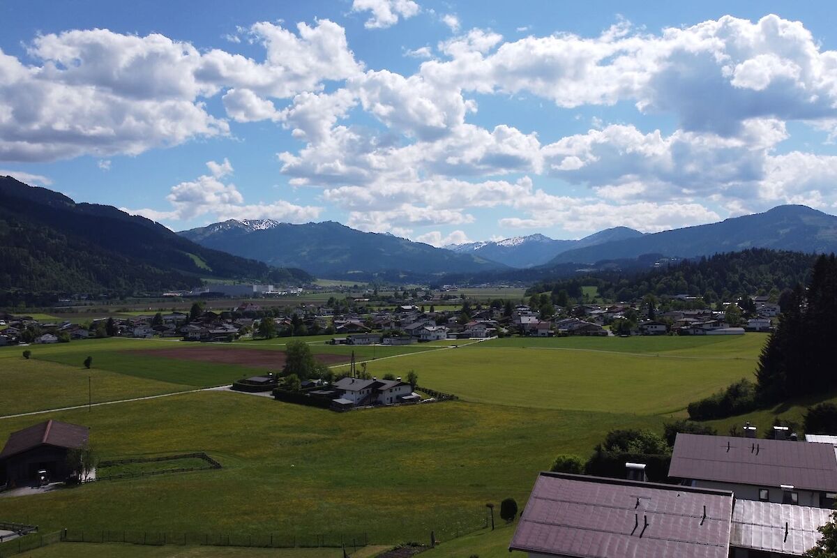 Baugrund mit freiem Blick auf das Kitzbüheler Horn und den Hahnenkamm