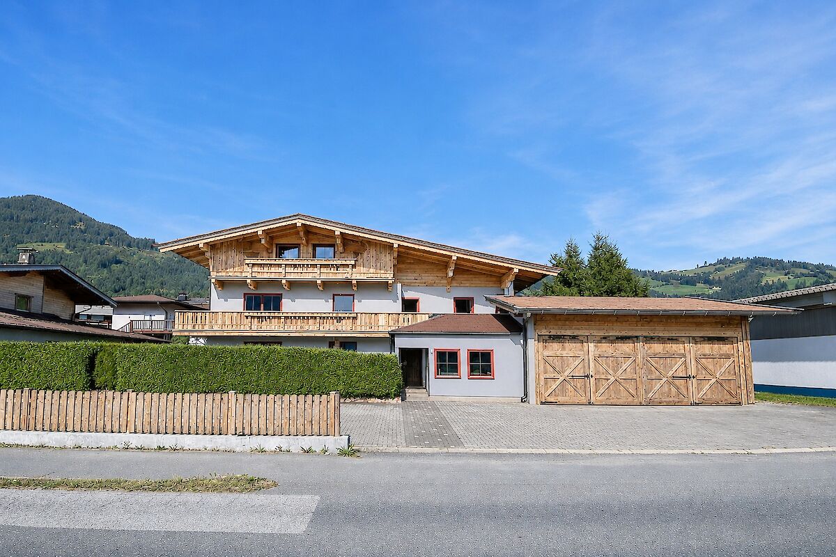 Apartment building with 4 apartments and large garage - storage - workshop