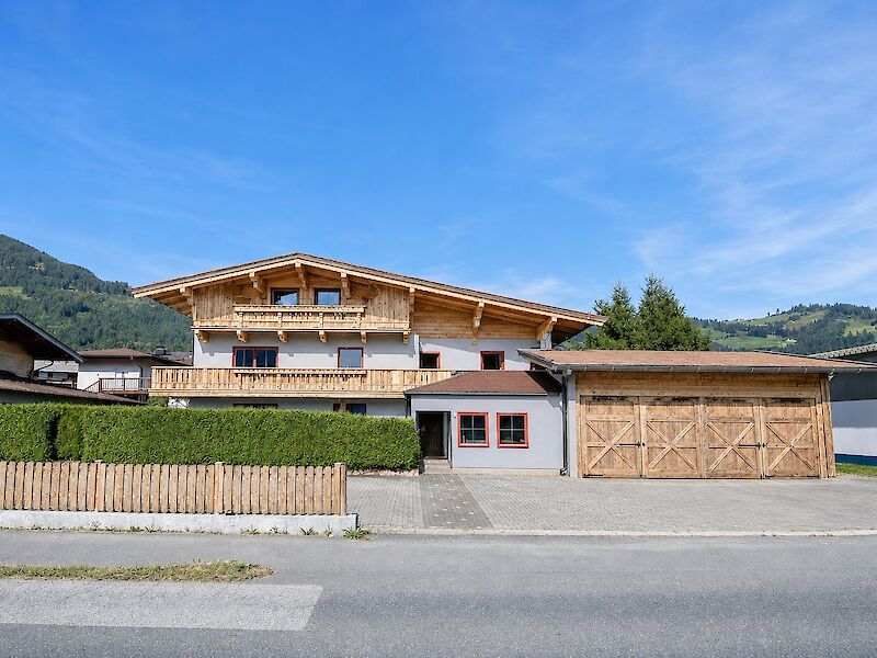 Apartment building with 4 apartments and large garage - storage - workshop