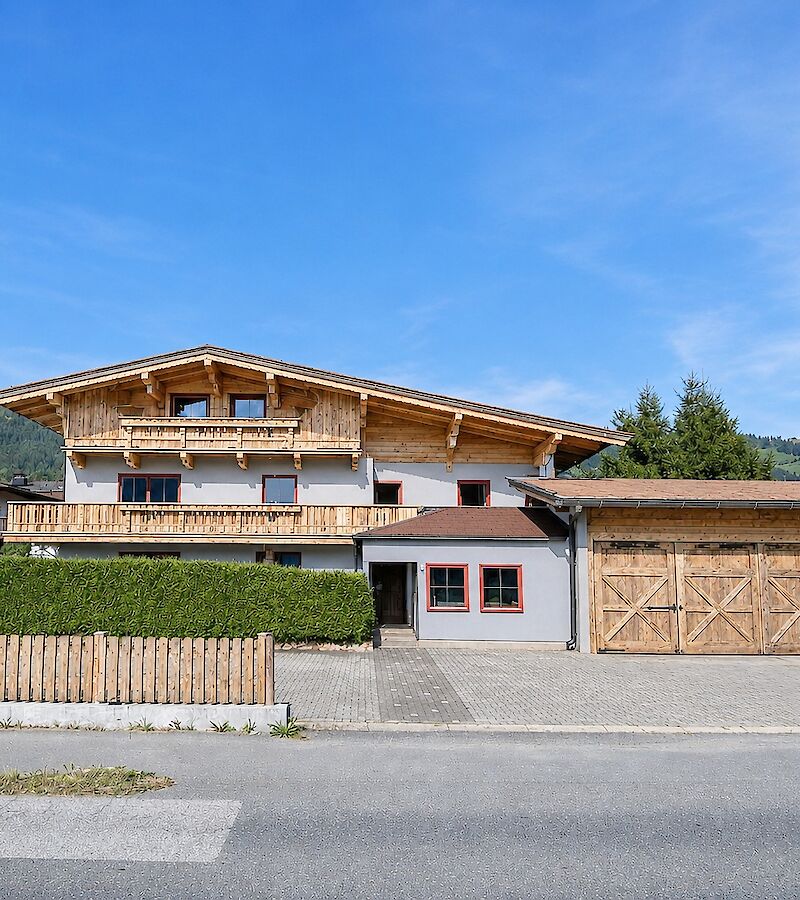 Apartment building with 4 apartments and large garage - storage - workshop
