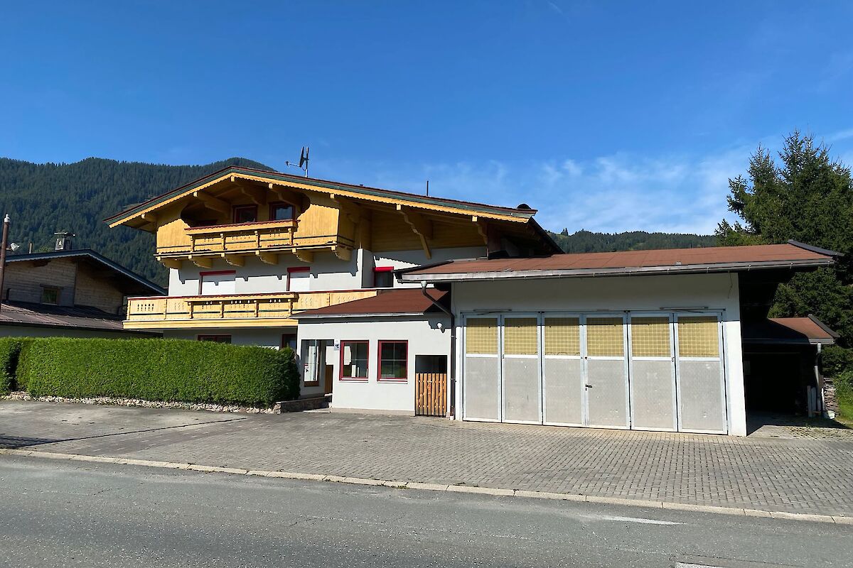 Mehrfamilienhaus mit 4 Wohnungen und großer Garage - Lager - Werkstätte