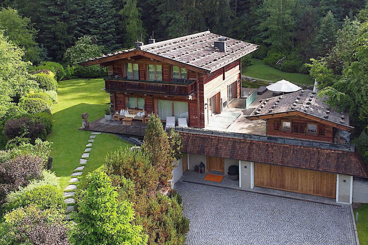 Detached property in a sought-after natural location near Lake Schwarzsee