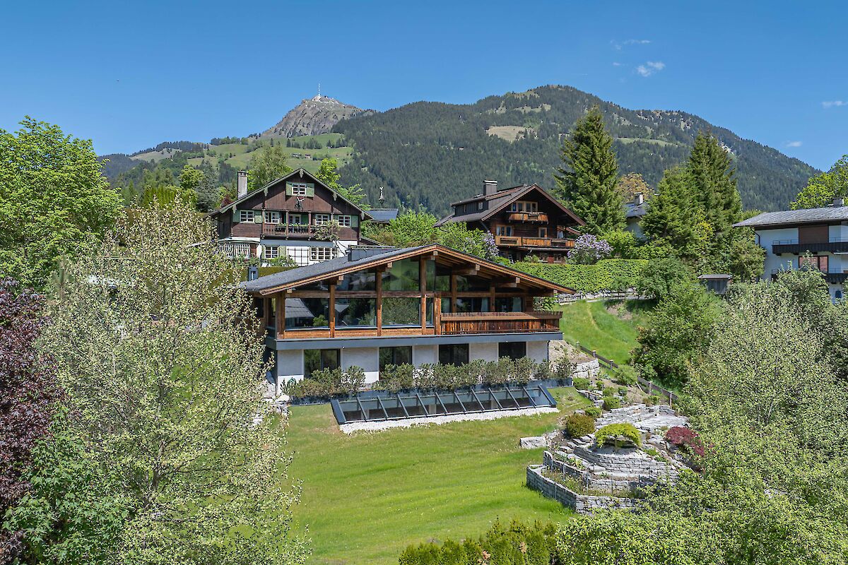 Charming country house with indoor pool, close to town, overlooking the Streif
