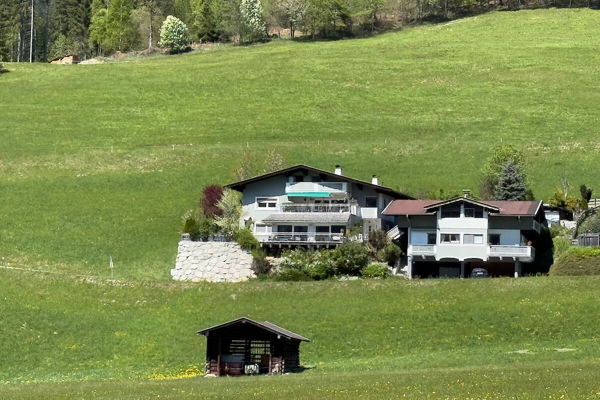 Two country houses with five apartments, some of which are holiday homes