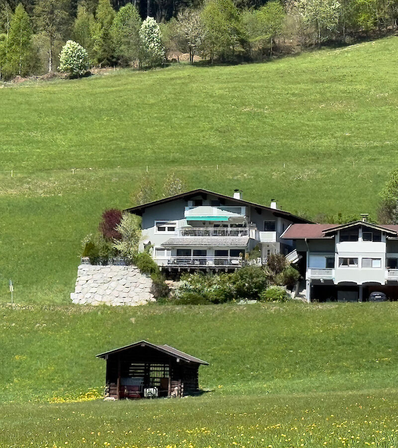 Two country houses with five apartments, some of which are holiday homes