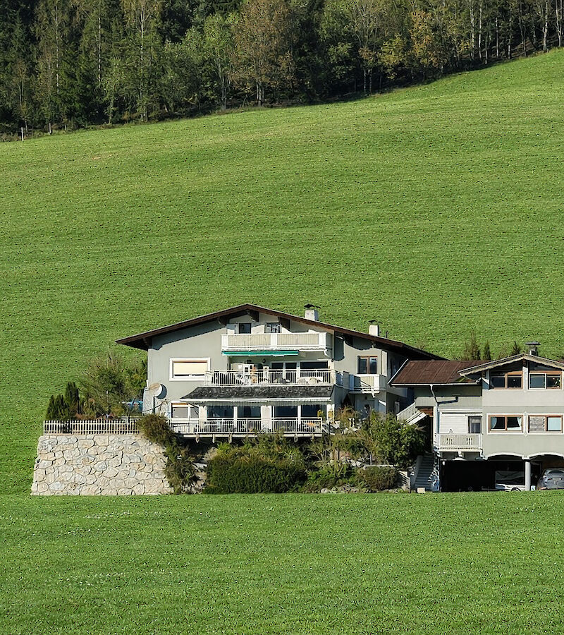 Zwei Landhäuser mit fünf Wohnungen teilweise mit Ferienwohnsitz